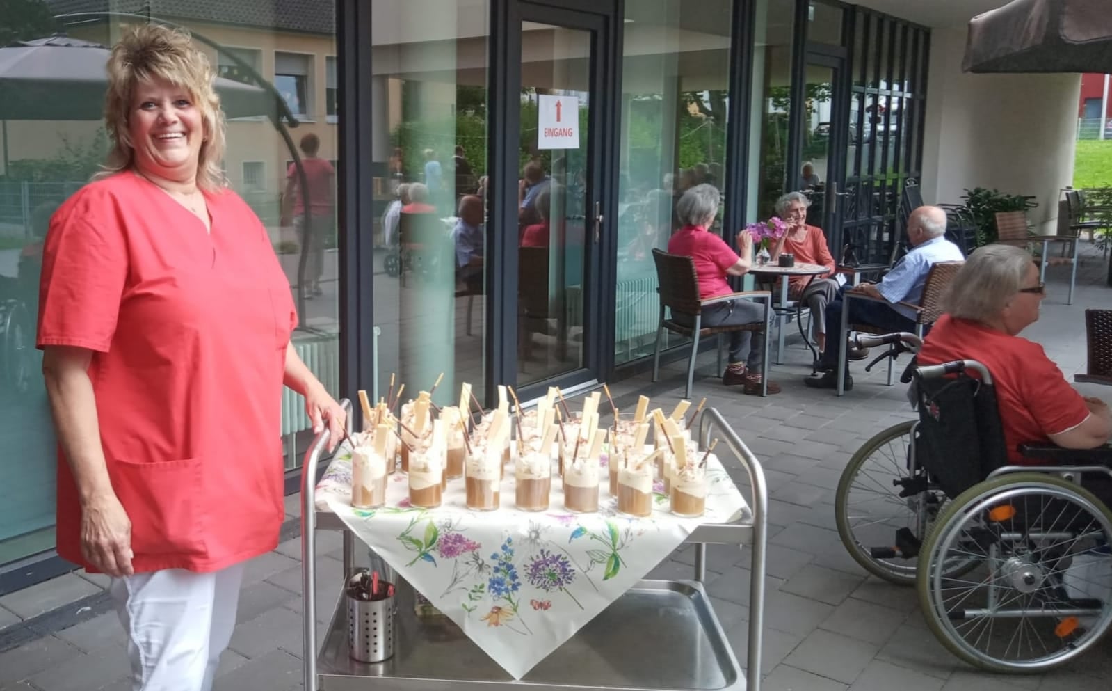 Gemütliches Kaffeetrinken im Garten des Papst Leo Hauses